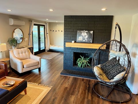 Stunning Views! - 3 Bedroom Hideaway with King Bed House in Bryn Mawr-Skyway