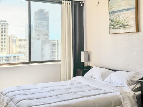 Modern Waikiki Studio-Sleeps 3-Prime Location Apartment in McCully-Moiliili