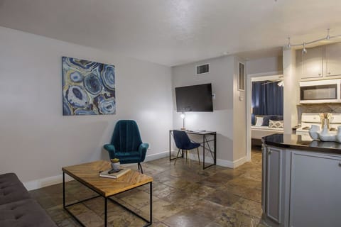 Your Montrose Hub, Sleeps 22/11BR/10BA/10PA Apartment in Houston