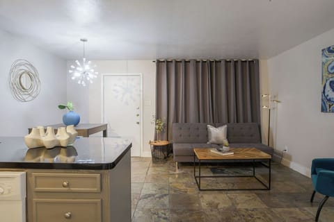 Your Montrose Hub, Sleeps 22/11BR/10BA/10PA Apartment in Houston