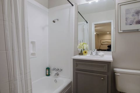 Your Montrose Hub, Sleeps 22/11BR/10BA/10PA Apartment in Houston
