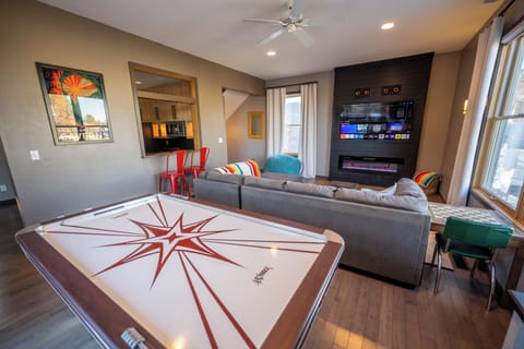 South Hills - Sleeps 12+ - Sauna, Gym, Air Hockey House in Helena