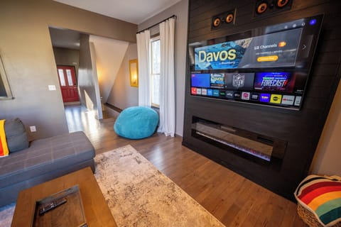 South Hills - Sleeps 12+ - Sauna, Gym, Air Hockey House in Helena