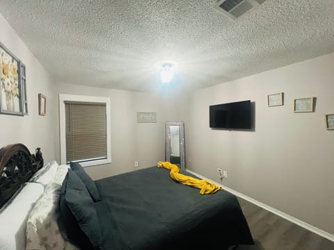 3/bed, Office/flex room in Quiet, centrally, located area . Close to everything! House in Pensacola