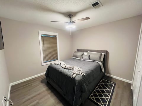 3/bed, Office/flex room in Quiet, centrally, located area . Close to everything! House in Pensacola