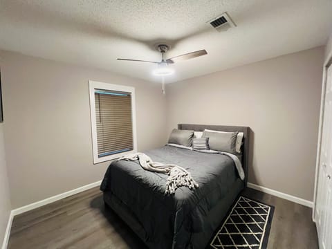 3/bed, Office/flex room in Quiet, centrally, located area . Close to everything! House in Pensacola