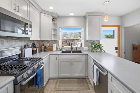 Kitchen ( Main Floor) 