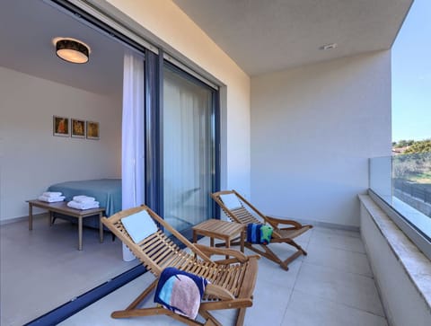 Apartment, Shade, Balcony, Chair, Resort, Daylighting, Hotel