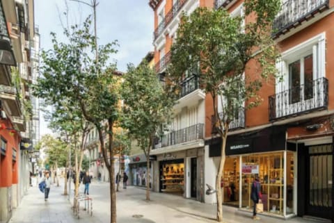 Avant-Garde Five-Bedroom Apartment Near Gran Vía, Madrid Apartment in Centro