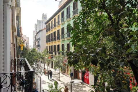 Avant-Garde Five-Bedroom Apartment Near Gran Vía, Madrid Apartment in Centro