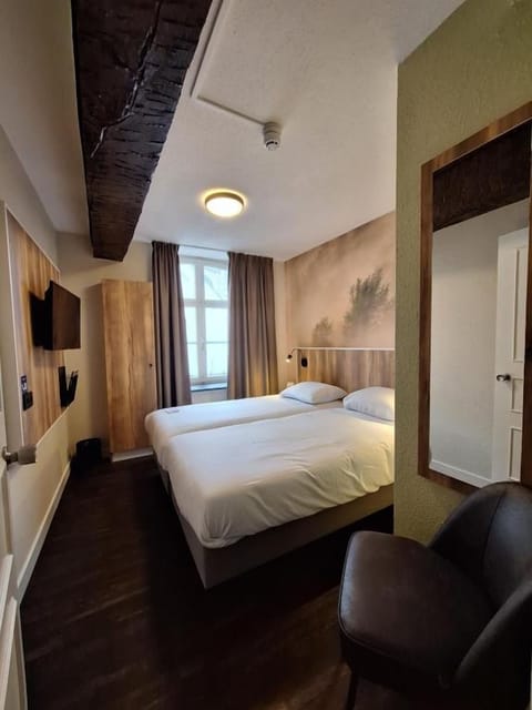 Unit with comfortable bed