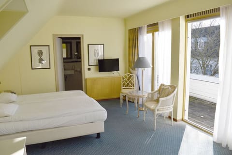 Unit with 2 Single beds. Exact unit will be assigned upon arrival. Views, colors, and decor may vary.