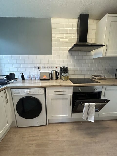 Fully fitted kitchen with oven