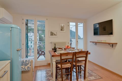 A cozy 100 square meters apartment, perfect for four people, located between the first and third floors of a typical Cinque Terre townhouse (NO elevator).The property, thanks to a large terrace, enjoys fantastic views of the sea and mountains and is just Apartment in Riomaggiore