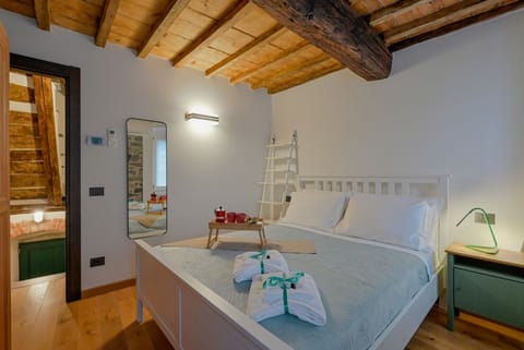 A cozy 100 square meters apartment, perfect for four people, located between the first and third floors of a typical Cinque Terre townhouse (NO elevator).The property, thanks to a large terrace, enjoys fantastic views of the sea and mountains and is just Apartment in Riomaggiore