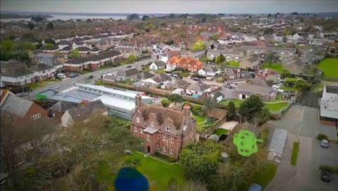 To The Manor Born - Luxury retreat, cinema, hot tub, pool table, beach and Quay House in Poole