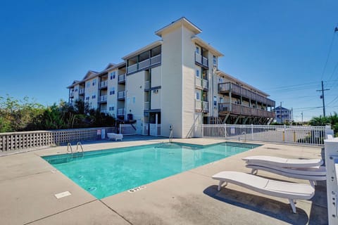 Spacious pool area with loungers and easy building access: convenient, open, and great for downtime
