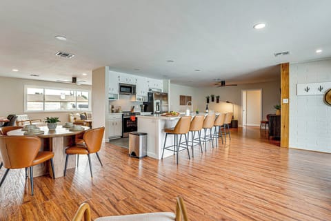 Kitchen & Dining Area