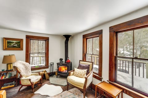 Pine Hill Vacation Rental | 3BR | 1.5BA | 1,100 Sq Ft | Stairs to Enter