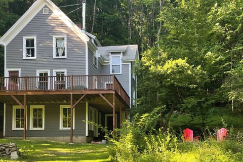 Pine Hill Vacation Rental | 3BR | 1.5BA | 1,100 Sq Ft | Stairs to Enter