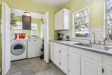 In-home washer and dryer for longer stays and beach days