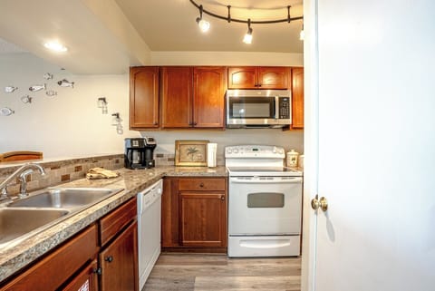 Full kitchen well equipped with appliances large and small