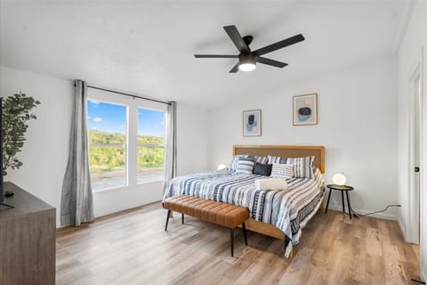 Starlight Horizon 5 Cabins + Hot Tub, Pool, Firepits, Sleeps up to 35 Cabin in Canyon Lake