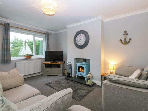 PEBBLES REACH, pet friendly, with open fire in Llysfaen Cottage in Wales