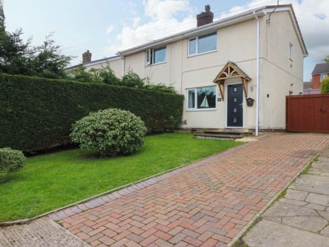 PEBBLES REACH, pet friendly, with open fire in Llysfaen Cottage in Wales
