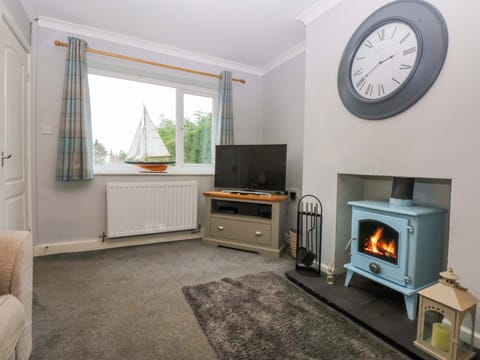 PEBBLES REACH, pet friendly, with open fire in Llysfaen Cottage in Wales