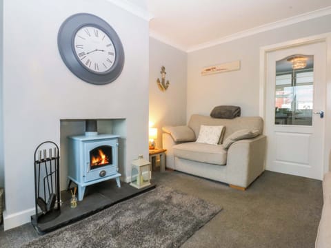PEBBLES REACH, pet friendly, with open fire in Llysfaen Cottage in Wales