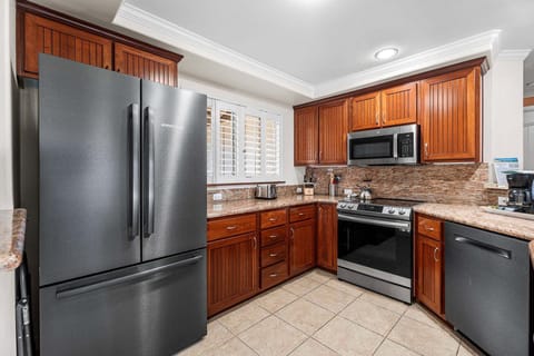 The well-equipped kitchen makes it easy to prepare meals at home