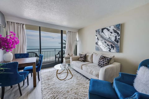 Amazing Living Room, Beautifully Decorated with Amazing Views 🌊🌞🌴
