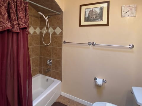 Two Bedroom Turquoise Casita is on the high desert towards the mountains. Apartment in New Mexico