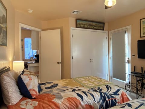 Two Bedroom Turquoise Casita is on the high desert towards the mountains. Apartment in New Mexico