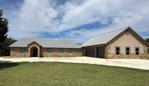 Primrose Place; spring-fed creek with spacious yard & porch House in Rio Grande