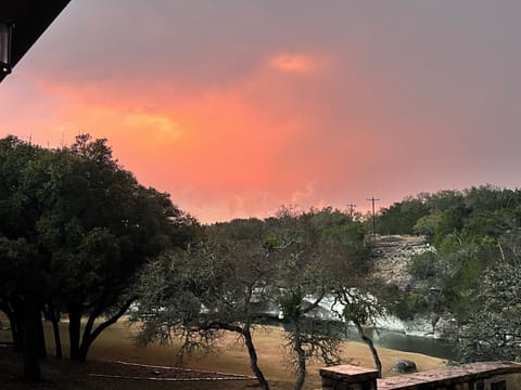 Primrose Place; spring-fed creek with spacious yard & porch House in Rio Grande