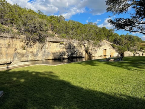 Primrose Place; spring-fed creek with spacious yard & porch House in Rio Grande