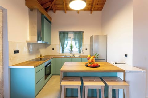 Fully equipped kitchen with breakfast seating