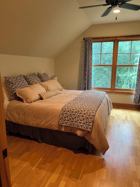 Cozy, quiet cabin in Northern WI near ATV/snowmobile trails. Cottage in Wisconsin