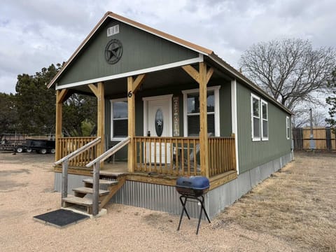 Charming Hill Country cabin with a covered front porch and charcoal grill-perfect for relaxing mornings and evening cookouts