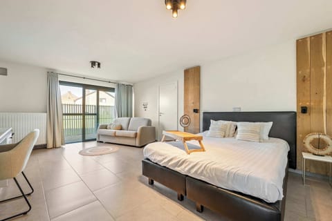 Ruime kamer met Kingsize bed en zetelbed