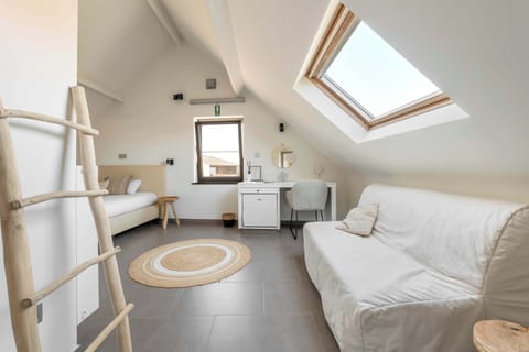 Ruime kamer met Kingsize bed en zetelbed