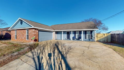 Four cars can park in the driveway
