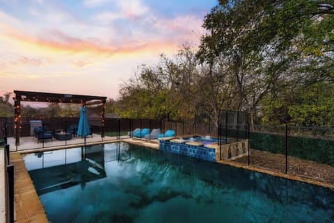 Luxury 7BR Pool, Hot Tub & 4 Car Parking House in Pflugerville