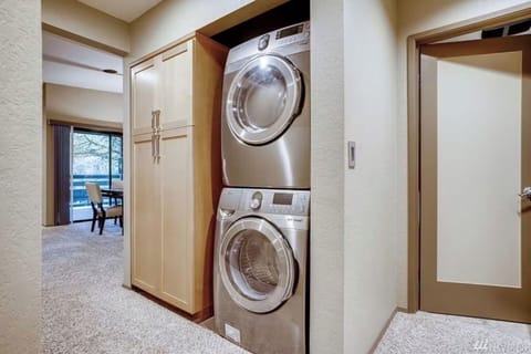 Downtown Bellevue 2BR Condo Free Reserved Parking Apartment in Bellevue