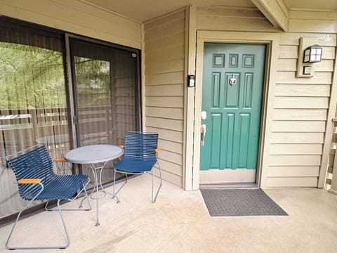 Downtown Bellevue 2BR Condo Free Reserved Parking Apartment in Bellevue