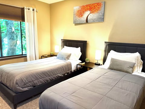 Downtown Bellevue 2BR Condo Free Reserved Parking Apartment in Bellevue