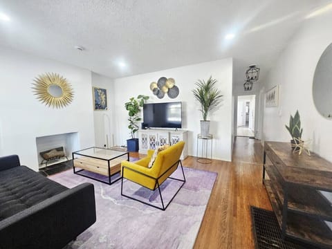 STYLISH COZY LIVING ROOM