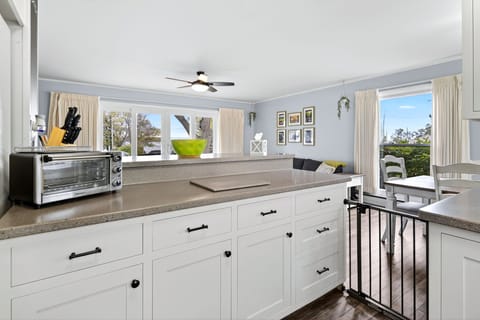 A seamless view from kitchen to living areas creates a light, open feel that’s perfect for families and friends traveling together.